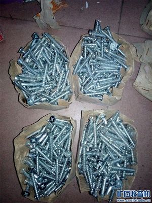 庫存五金雜件的多樣選擇 從釘子到螺絲，窗鉤及其他雜件